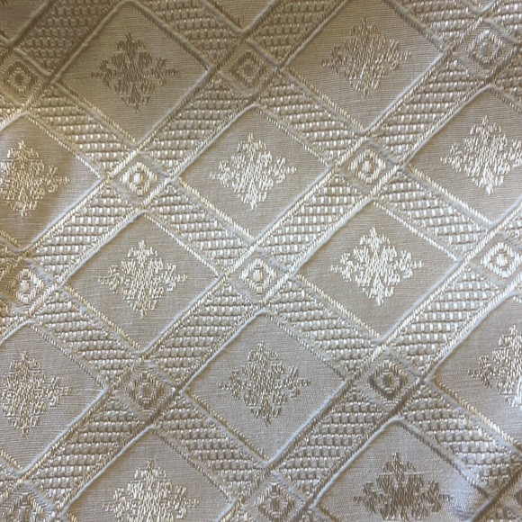 4x6 ivory table cloth with 6 napkins, beautiful detail - Picture 3 of 3